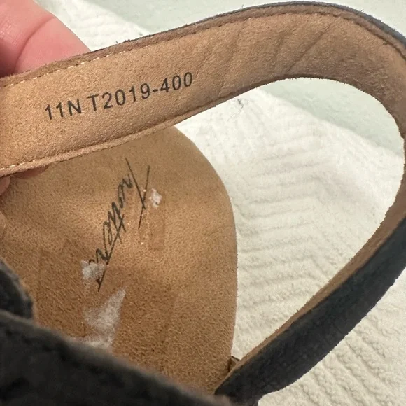 Trotters Trinity Navy and Tan Sandals - Picture 6 of 6